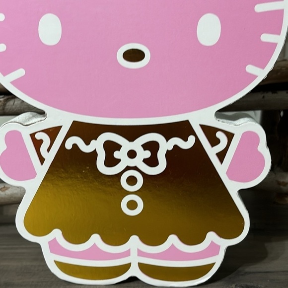 NWT HELLO KITTY GINGERBREAD PINK W/SHINY GOLD BOW AND DRESS TABLETOP WOODEN SIGN - Picture 2 of 11